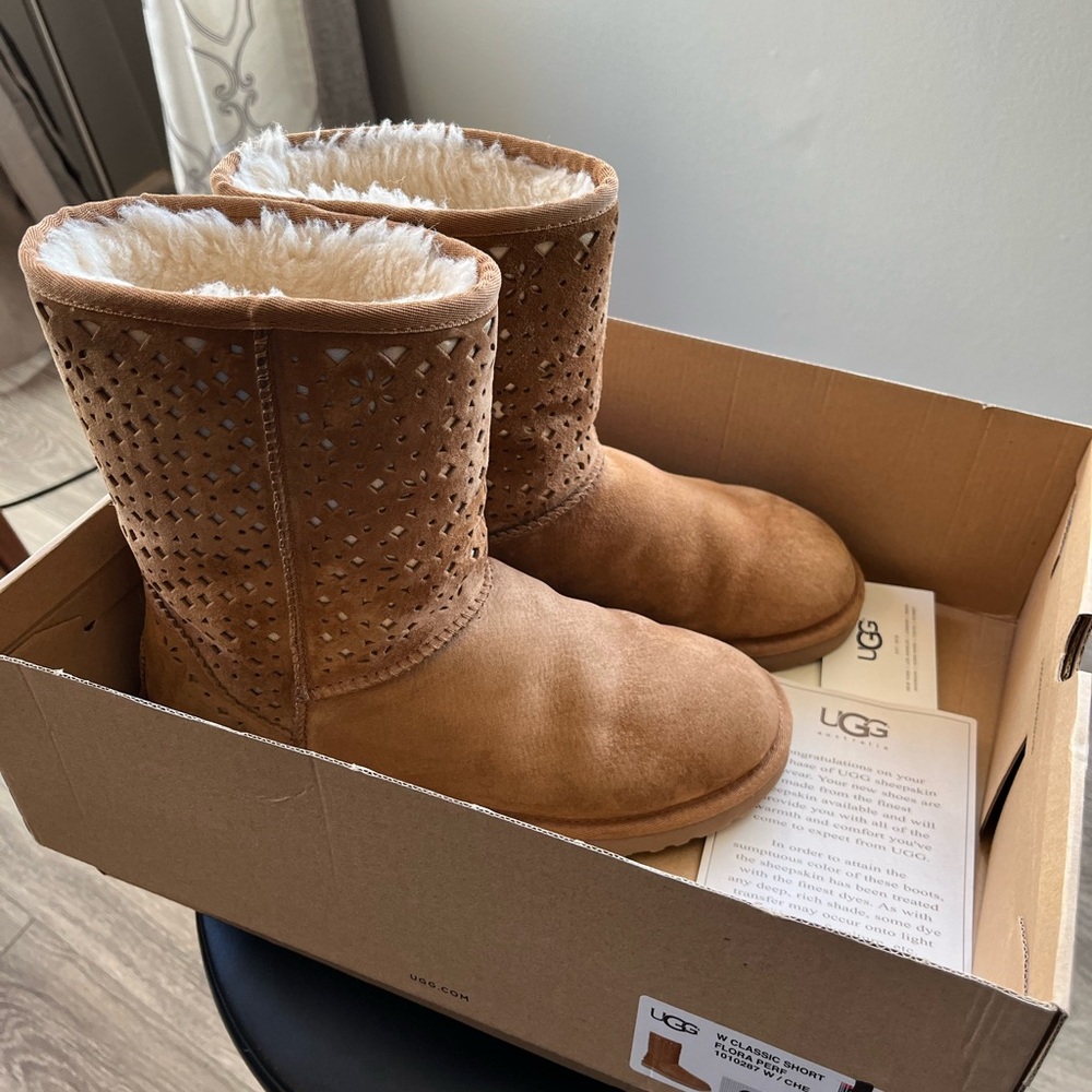 UGG Chestnut Boots Size 9 Fall Trendy